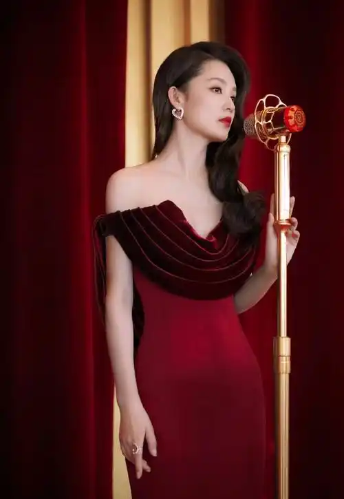 李沁:酒红色缎面露肩紧身长裙,时尚白皙_薛宝钗_昆山_红楼梦