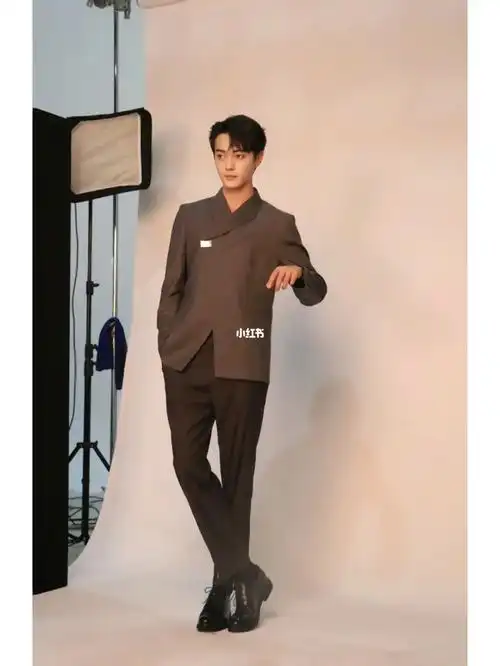 许凯西装皮鞋黑袜