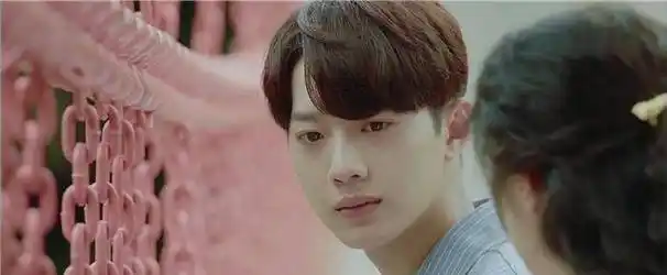 从淼淼转学时两人的表现可以看出,梁又年是真情流露