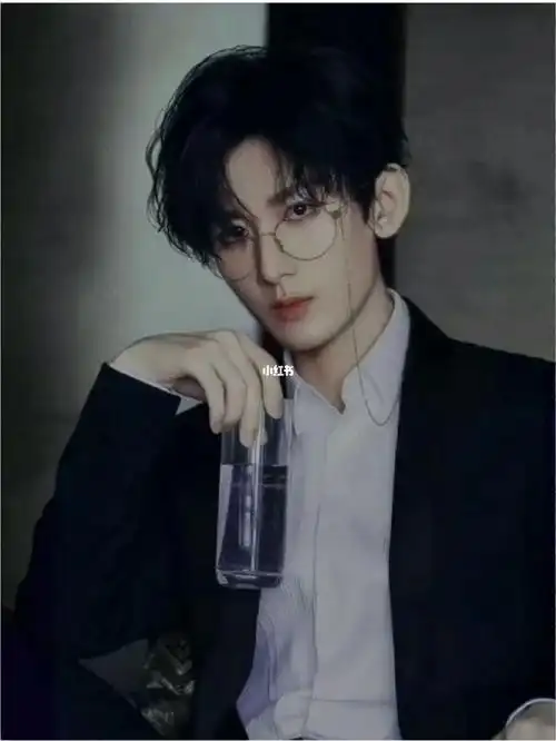 成毅和白敬亭谁戴眼镜更帅