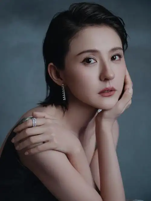演员@cecilia宋妍霏佩戴 talisman 高级珠宝系列,演员@热依扎佩戴