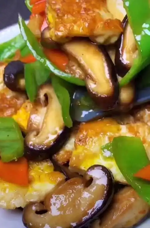 家庭小炒菜,香菇青椒萝卜鸡蛋,色香味俱全