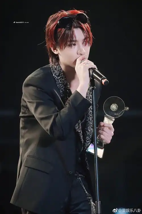 黄明昊亚洲音乐盛典舞台饭拍图:不羁发型,超酷皮裤,帅气十足