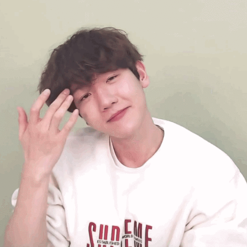 伯贤现场展示了wink十次 比心五种综合礼包,左边眼睛眨巴,右边眼睛