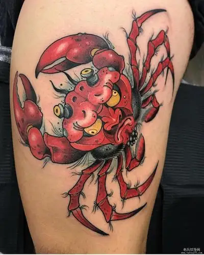 大腿彩色蜜蜂纹身图案