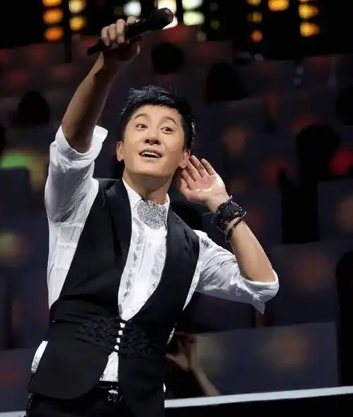 53岁毛宁与女富婆合唱一首歌赚150万,牵手拥抱满足富婆所有幻想_音乐