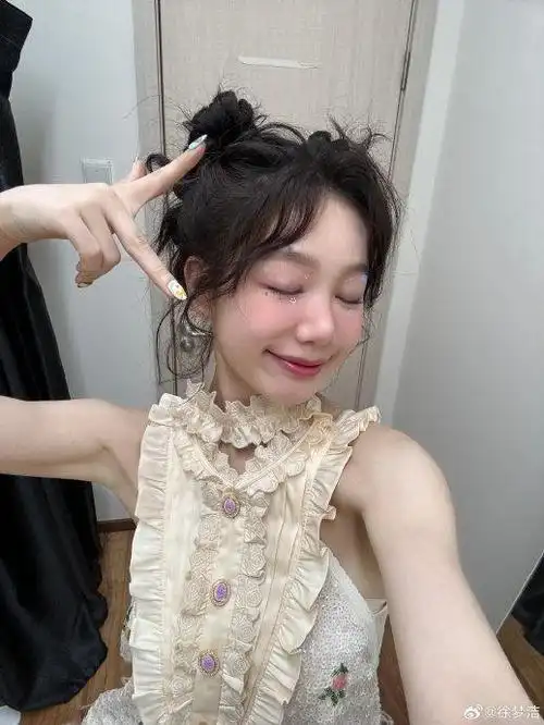 徐梦洁双丸子头造型自拍来啦!