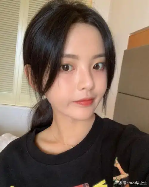 杨超越"起床照"流出,在看到她真实的素颜脸后