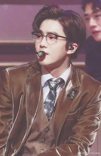 【twitter】刷一发超好看的戴眼镜的#suho# #金俊勉# 颜值暴击啊~ (cr