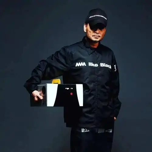 除了演员,葛民辉还有一个身份就是香港潮流先锋.