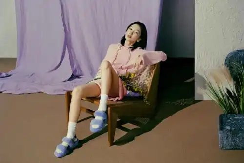 周冬雨身着ugg欧耶凉鞋演绎2021春夏大片