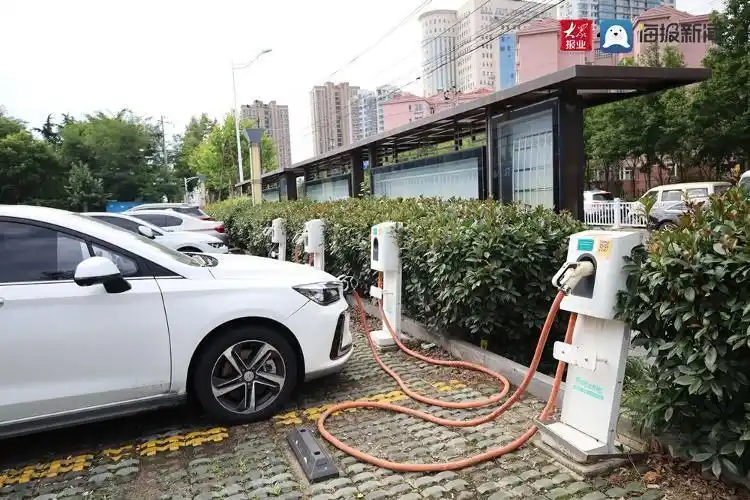 探访青岛共享充电桩广泛分布在写字楼停车场等地最低059元度