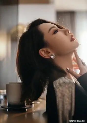 戚薇短发造型回归黑色长裙尽显女王风范窈窕身段气场两米八