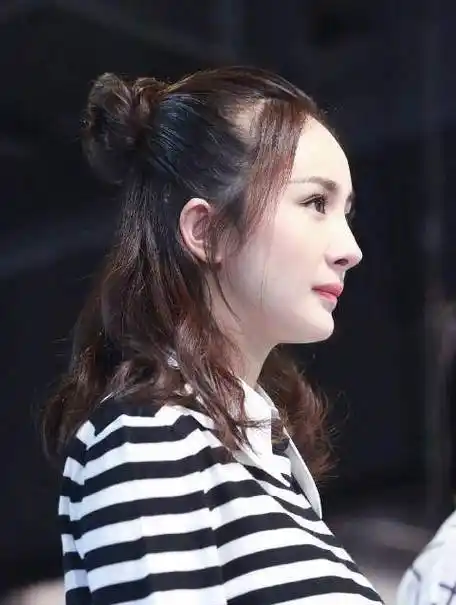 夏天别再扎马尾了,显土还伤发际线,这3款半扎发超美,甜美可爱_女生