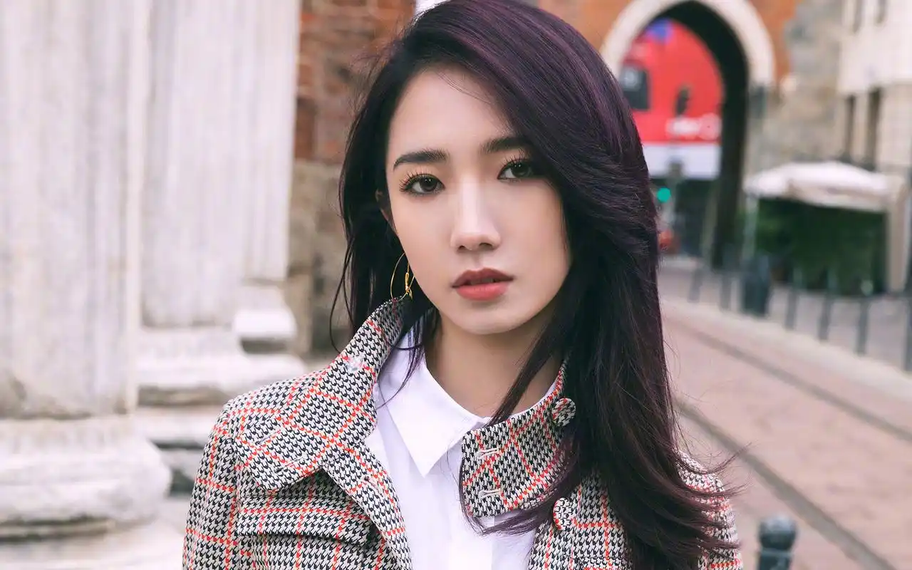 孟美岐时尚性感高清桌面壁纸