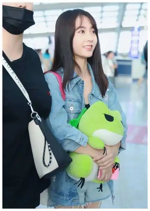 邢菲的牛仔外套比热裤还长5厘米,穿出小短腿,身高不到160?