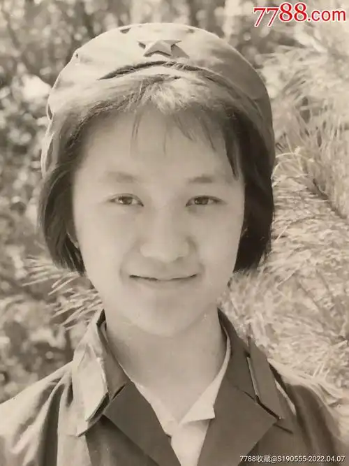 穿军装的漂亮女兵老照片