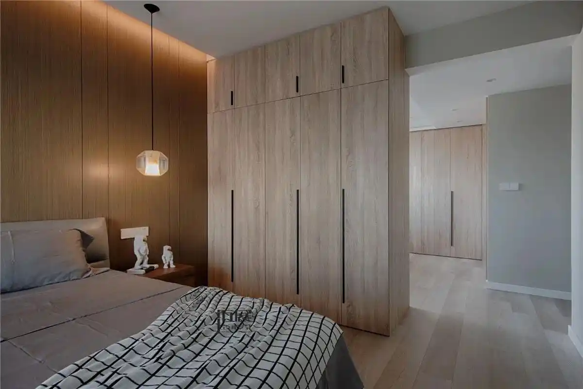 124㎡现代简约三居卧室衣柜装修效果图