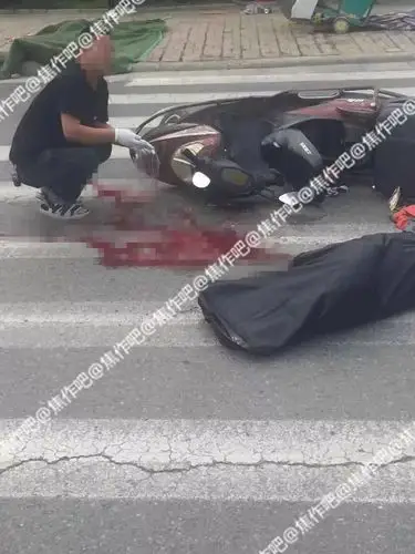 惨焦作一电动车驾驶人遭罐车碾压头部压扁现场一地血