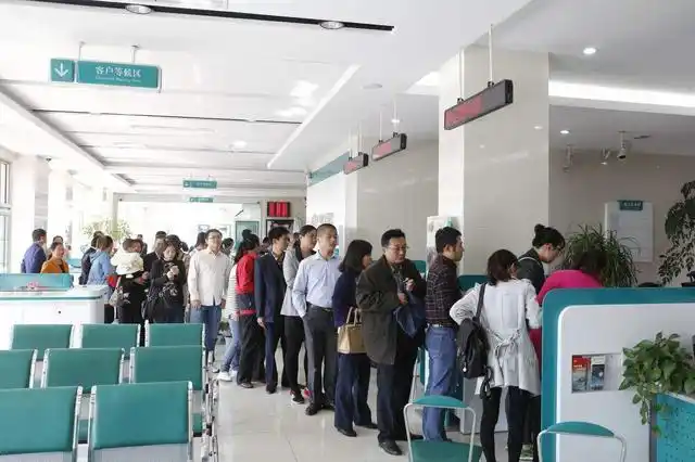 存折又成香饽饽年轻人去银行排队办存折只为这个原因