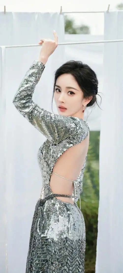 在这组壁纸中,杨幂身穿一袭银色亮片裙,展现出她的优雅与高贵.