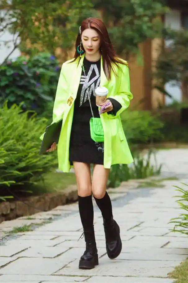 张雨绮又换新造型,民族服饰混搭蝴蝶结发箍,女王也有小女人一面