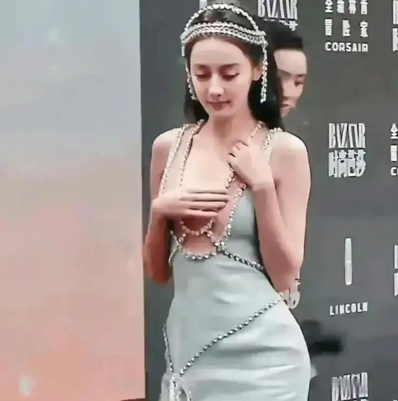 明星捂着胸口走红毯女人捂胸类似于男人捂裆,等于时时刻刻展示你这种