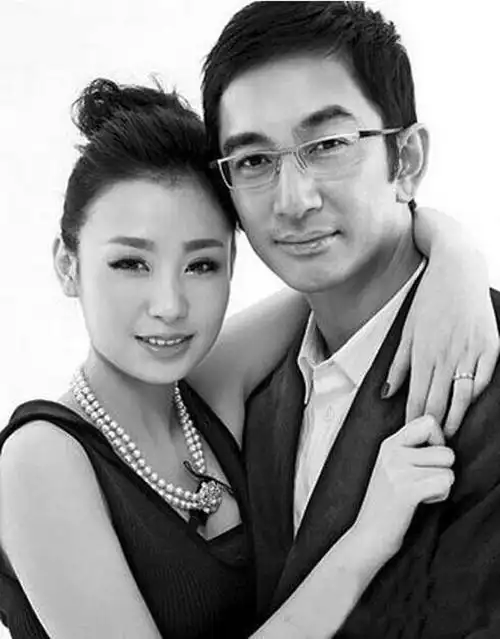 本报综合消息 10月29日,吴启华发表微博宣布将与小21岁的嫩妻石洋