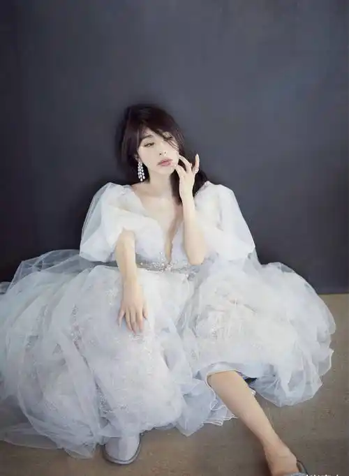 明星流行穿拖鞋?李菲儿大摆礼服配拖鞋,个性俏皮耳坠亮眼