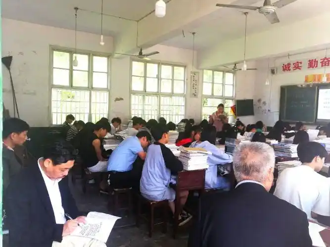 江南镇洞市中学:县教师发展中心来校指导教学工作