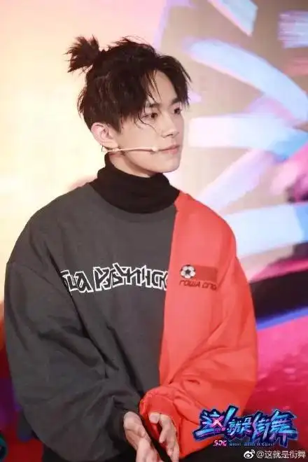 易烊千玺最近很多明星也纷纷扎起了小揪揪!