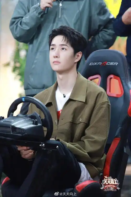 《天天向上》王一博远程"摇控"耕地机器人 - 综艺 - 东方娱乐网