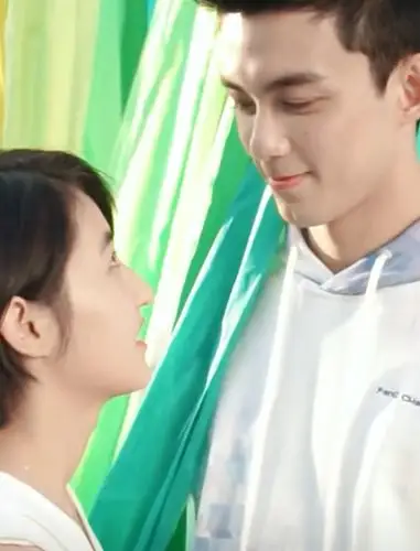 吴磊张子枫拍摄《盛夏未来》花絮这对视好甜啊 嗑到了