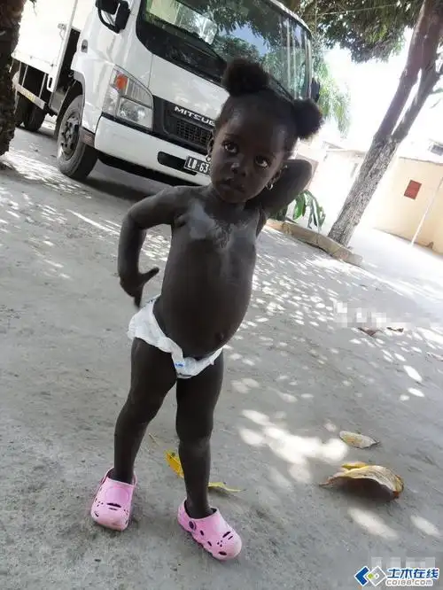 这是一个军官家黑人女孩,我们叫她"巧克力".你看她黑得很特别.