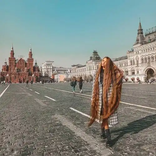 俄罗斯网红头发长达1米72扎麻花辫粗似鞭子把头发当被子盖