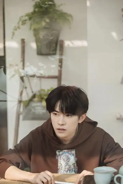 原创易烊千玺现身机场生图,黑色t配黑色工装裤,酷帅十足