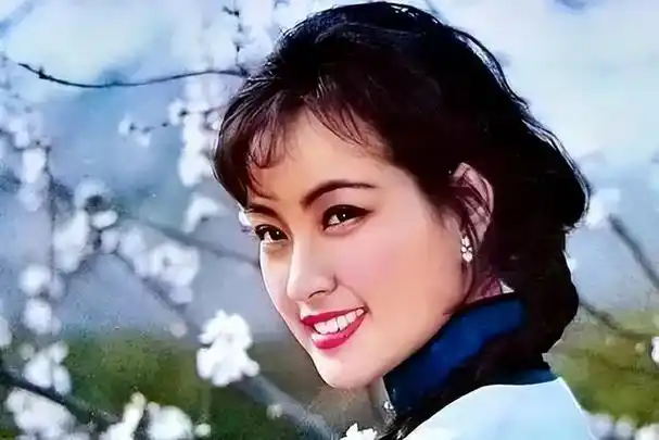 1979年,刘晓庆凭借《小花》,彻底红遍了祖国的大江南北.