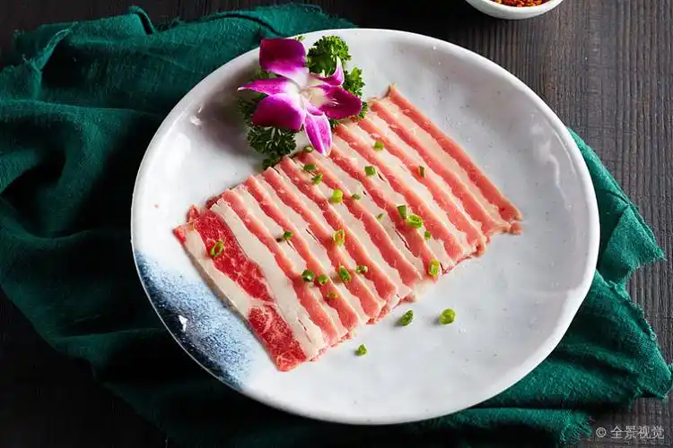 盘子上的猪肉五花肉_高清图片_全景视觉