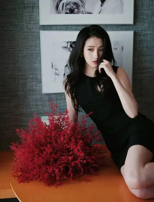 关晓彤今日海口线下活动,无袖镂空黑色连衣裙,大长腿绝了_漂亮_好身材