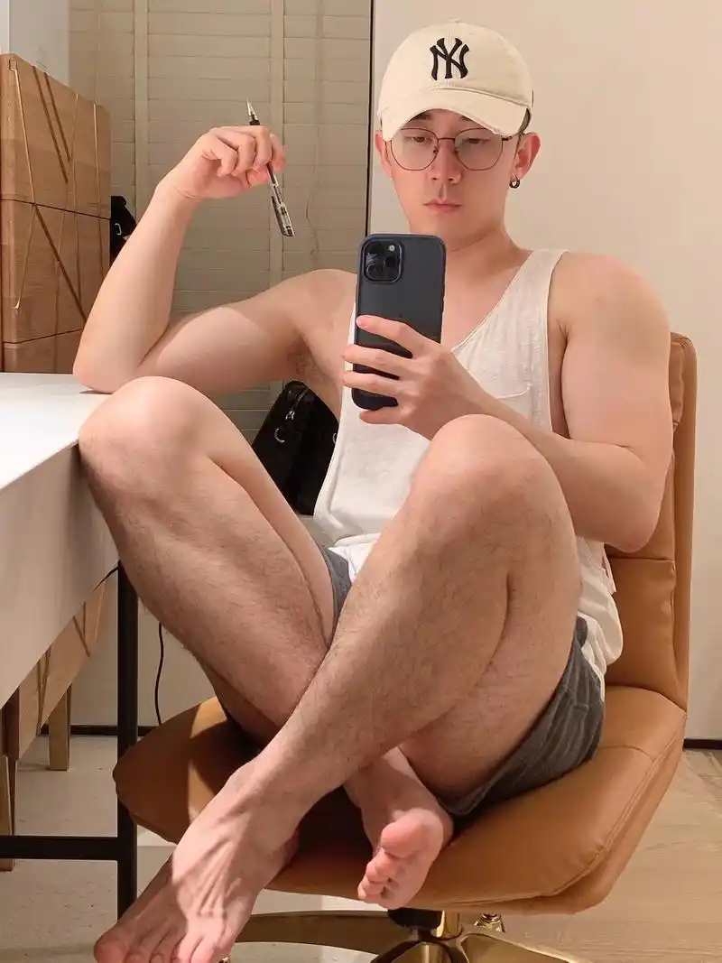 不开玩笑,男生都应该去练腿,每天睡不到自然醒99 #肌肉男养 - 抖音