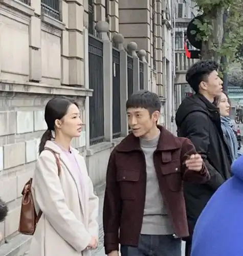 张一山李沁拍戏十指相扣秀恩爱张一山瘦到皮包骨颜值输给路人