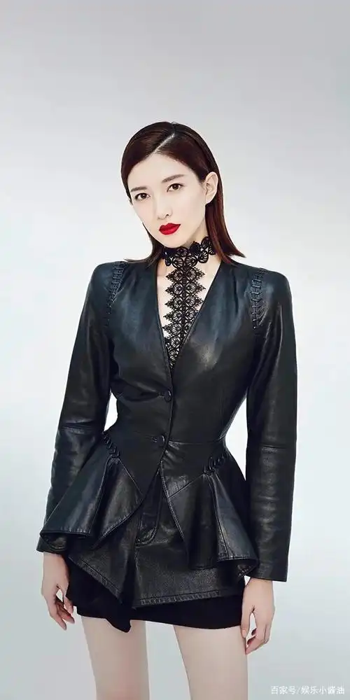 盘点那些穿黑皮衣超酷的女星,戚薇最冷艳,赵露思帅到让人认不出