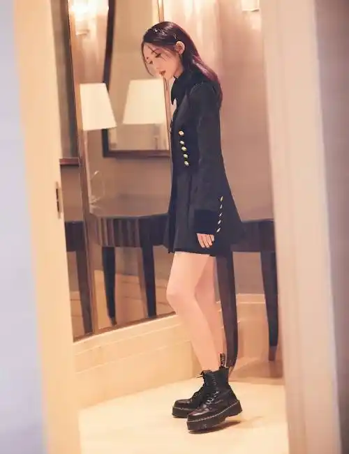 孟美岐越来越帅,穿拼接卫衣配牛仔连体短裤,踩绿色长靴活力青春_头发