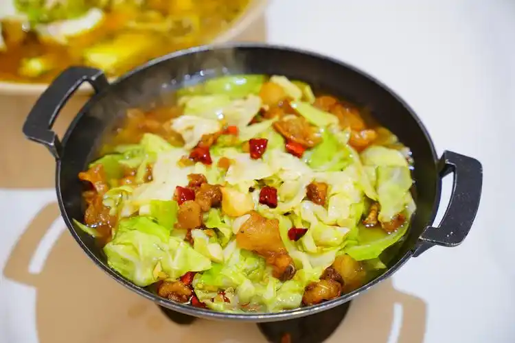 1五花肉切片,放2ml蒸鱼豉油先入味2把包心菜剥成一片片后,用淡盐水泡