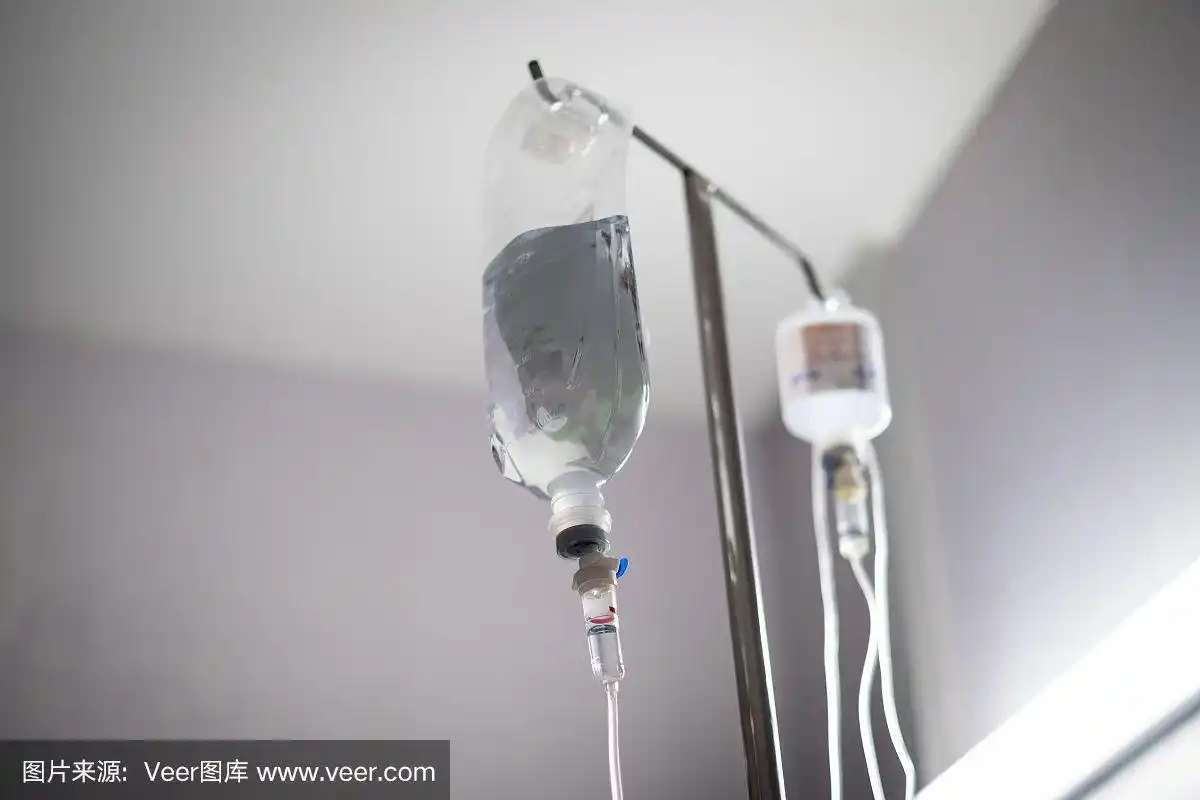 在病房里静脉滴注.