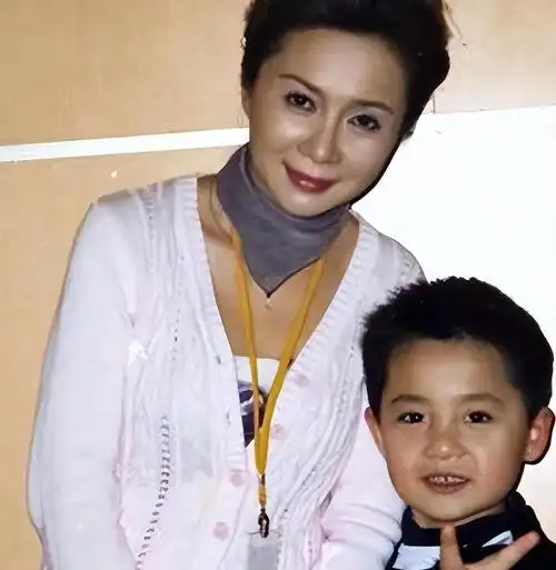 回顾蔡明嫁初恋丁秋星结婚38年生一子如今儿子是她的骄傲