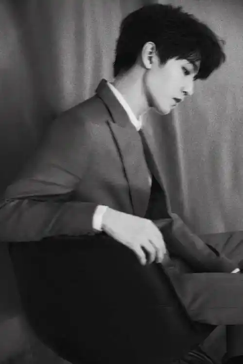 王俊凯黑白色系大片合集这氛围感大帅哥太苏了