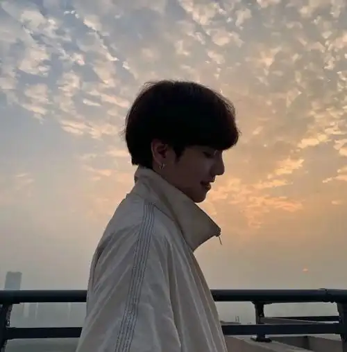 真人侧脸男生头像