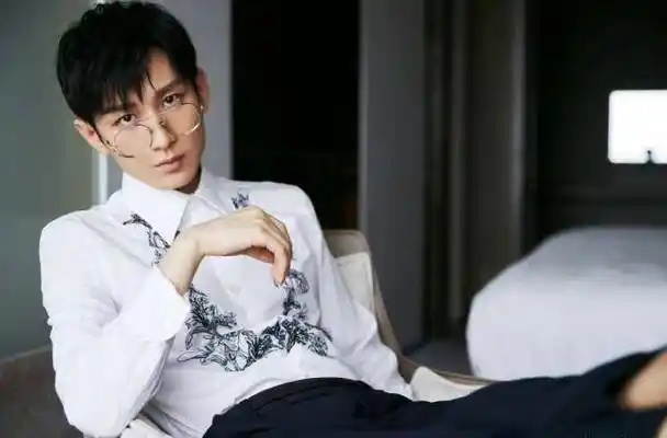 《琉璃》男主一夜爆红,当他换上现代装后,网友:像极的