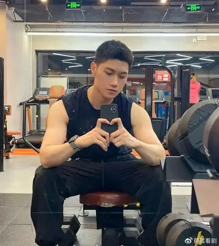 帅气西点师试衣间玩自拍甜到齁的男朋友来了